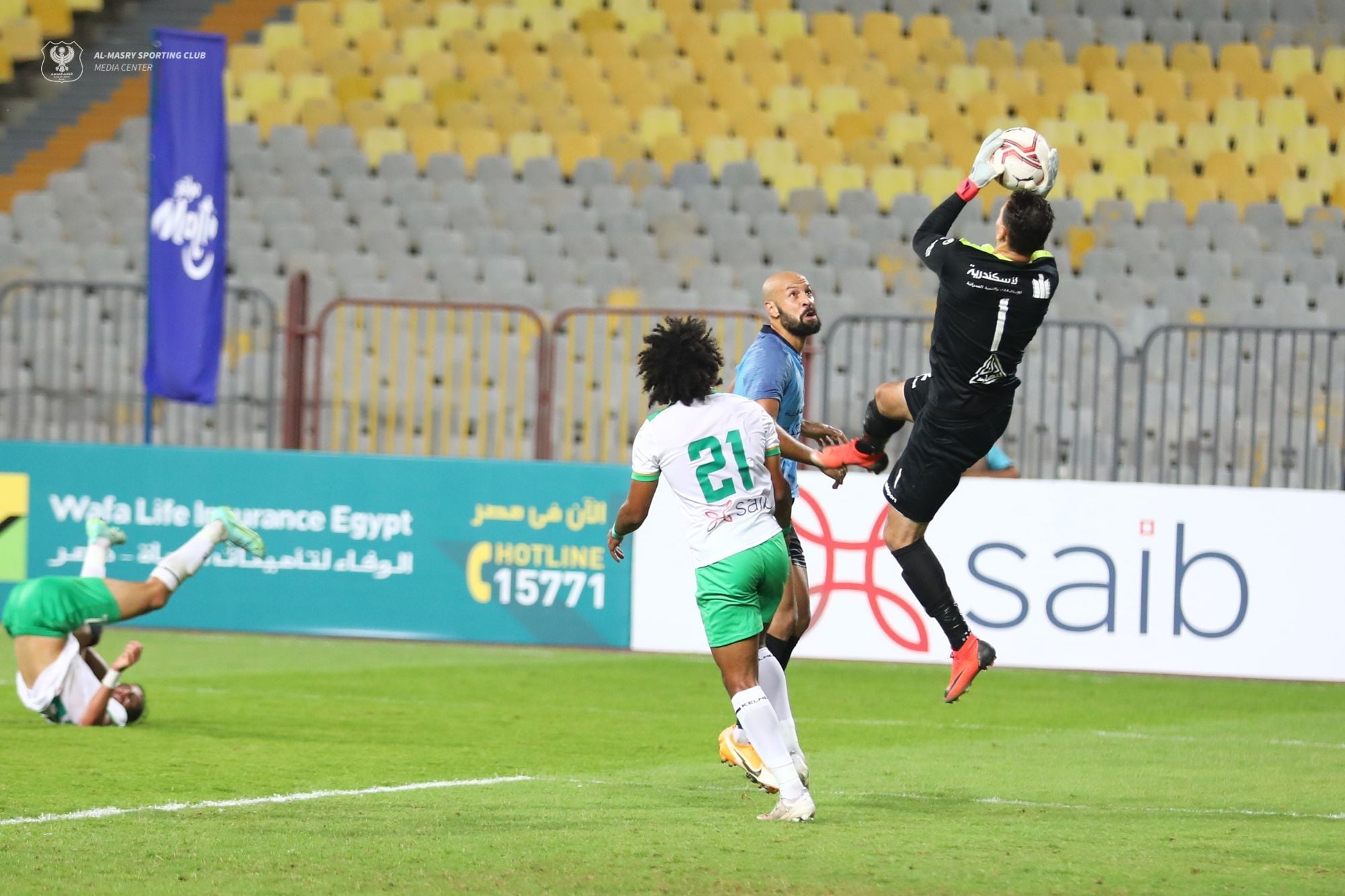 أحمد مسعود يستحوذ على الكرة 