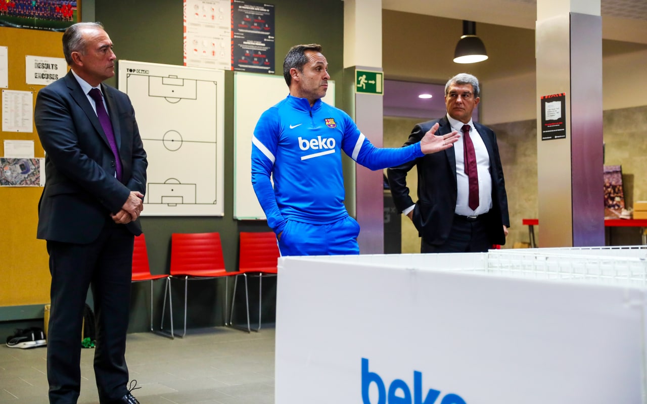  لابورتا رئيس برشلونة ونائبه يوستي في غرفة خلع الملابس ليقدما باراجوان للاعبين 