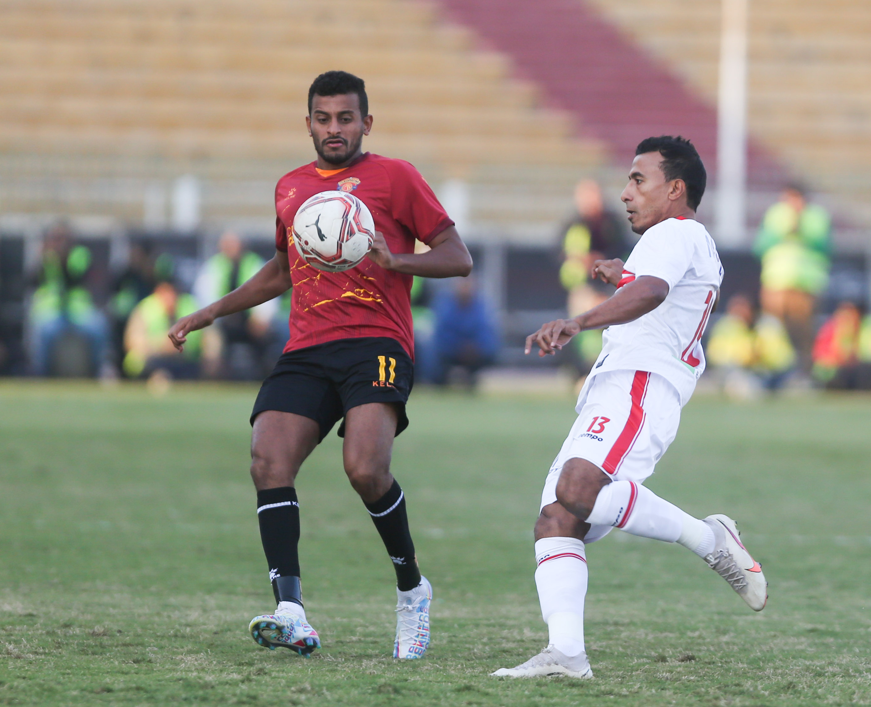 شريف دابو يستحوذ على الكرة تحت أنظار محمد عبد الشافي