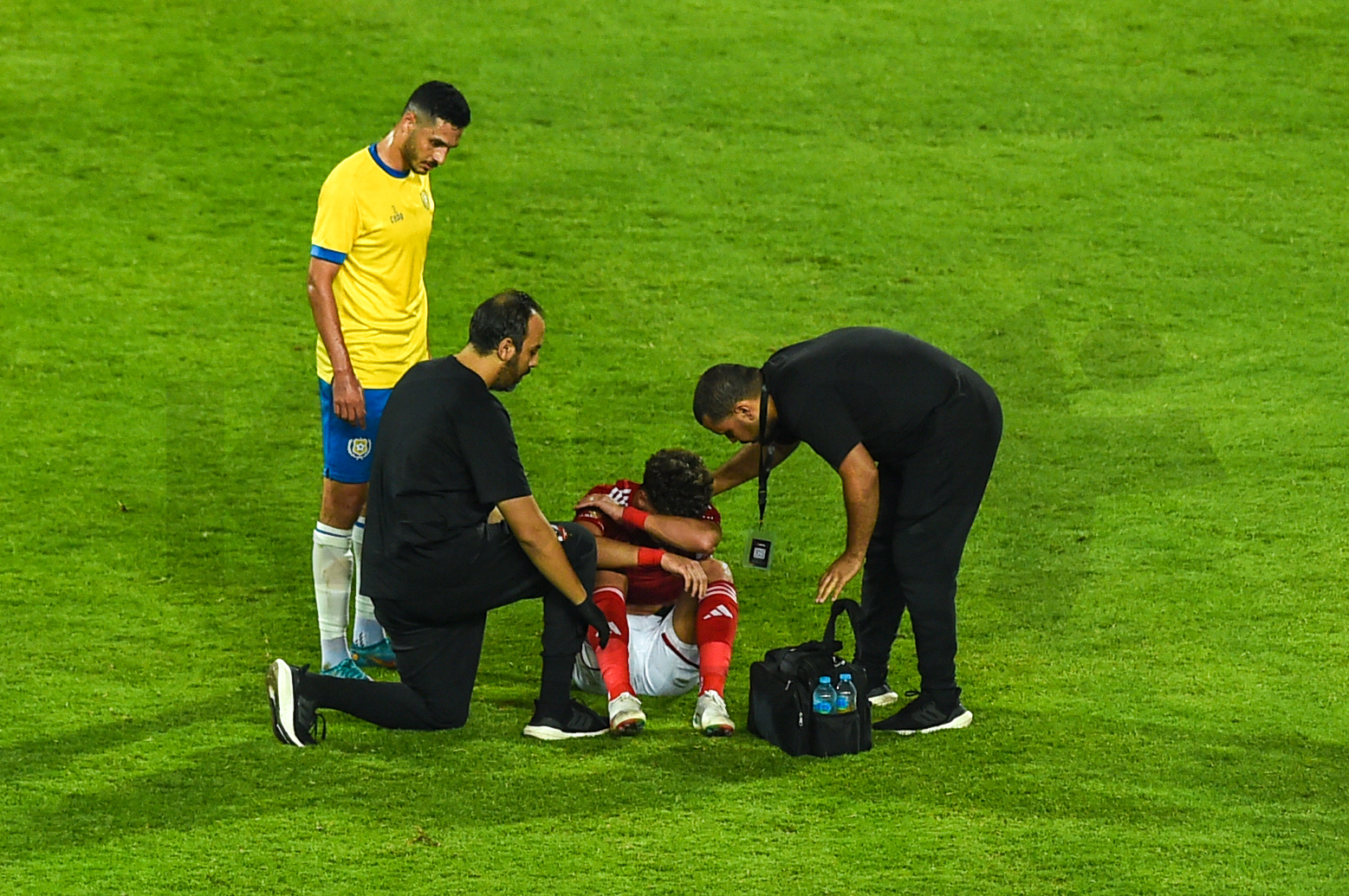 إصابة قوية لإمام عاشور في مباراة الأهلي والإسماعيلي