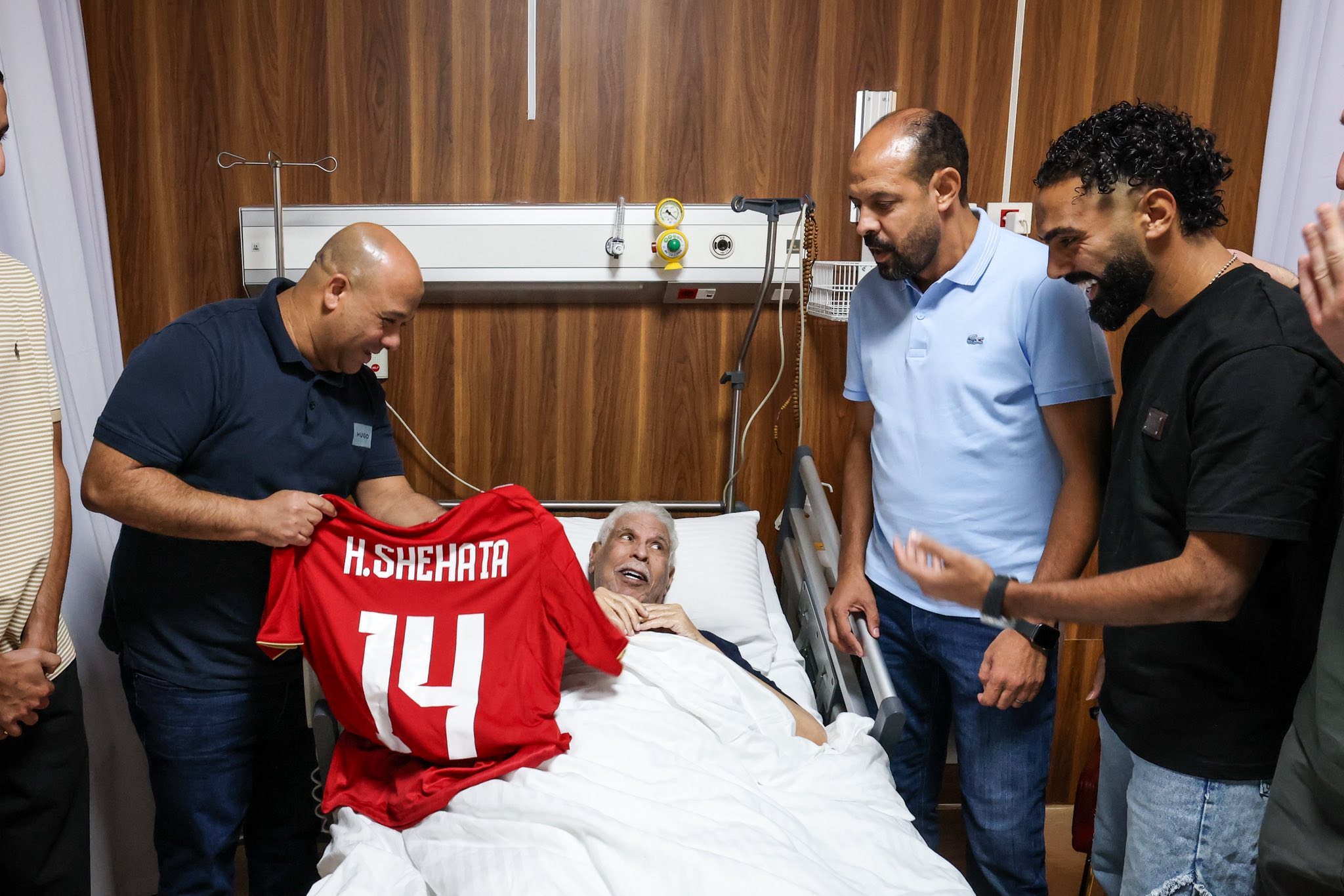 نجوم الأهلي يزورون حسن شحاتة بالمستشفى