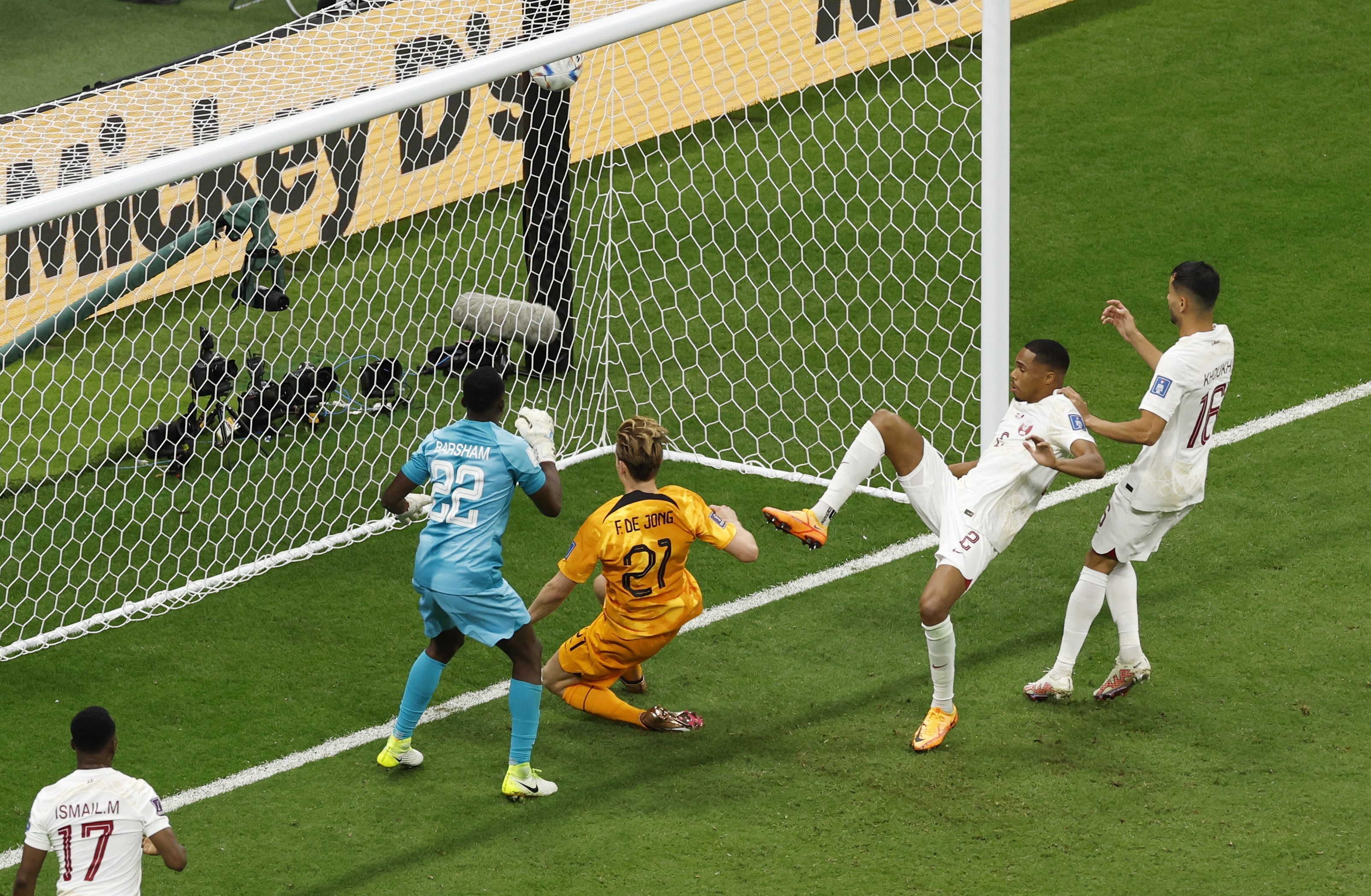 هولندا تهزم قطر بثنائية وتتأهل من الصدارة لدور الـ16 في كأس العالم