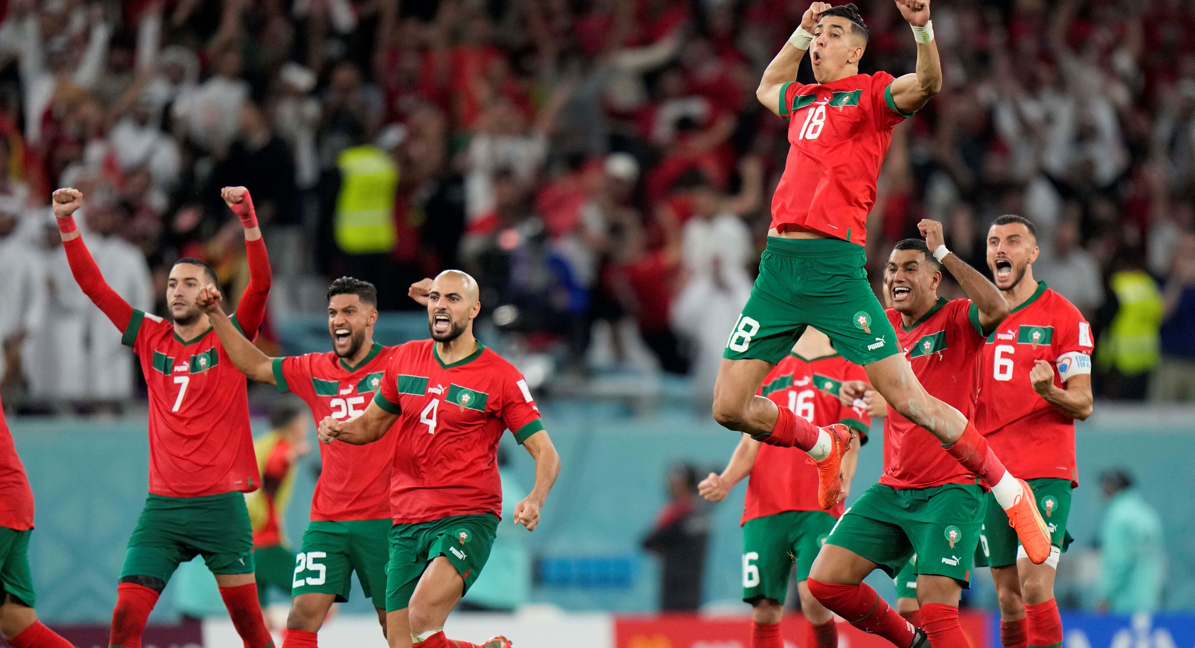 فرحة جنونية للاعبي وجماهير المغرب بالتأهل لربع نهائي كأس العالم
