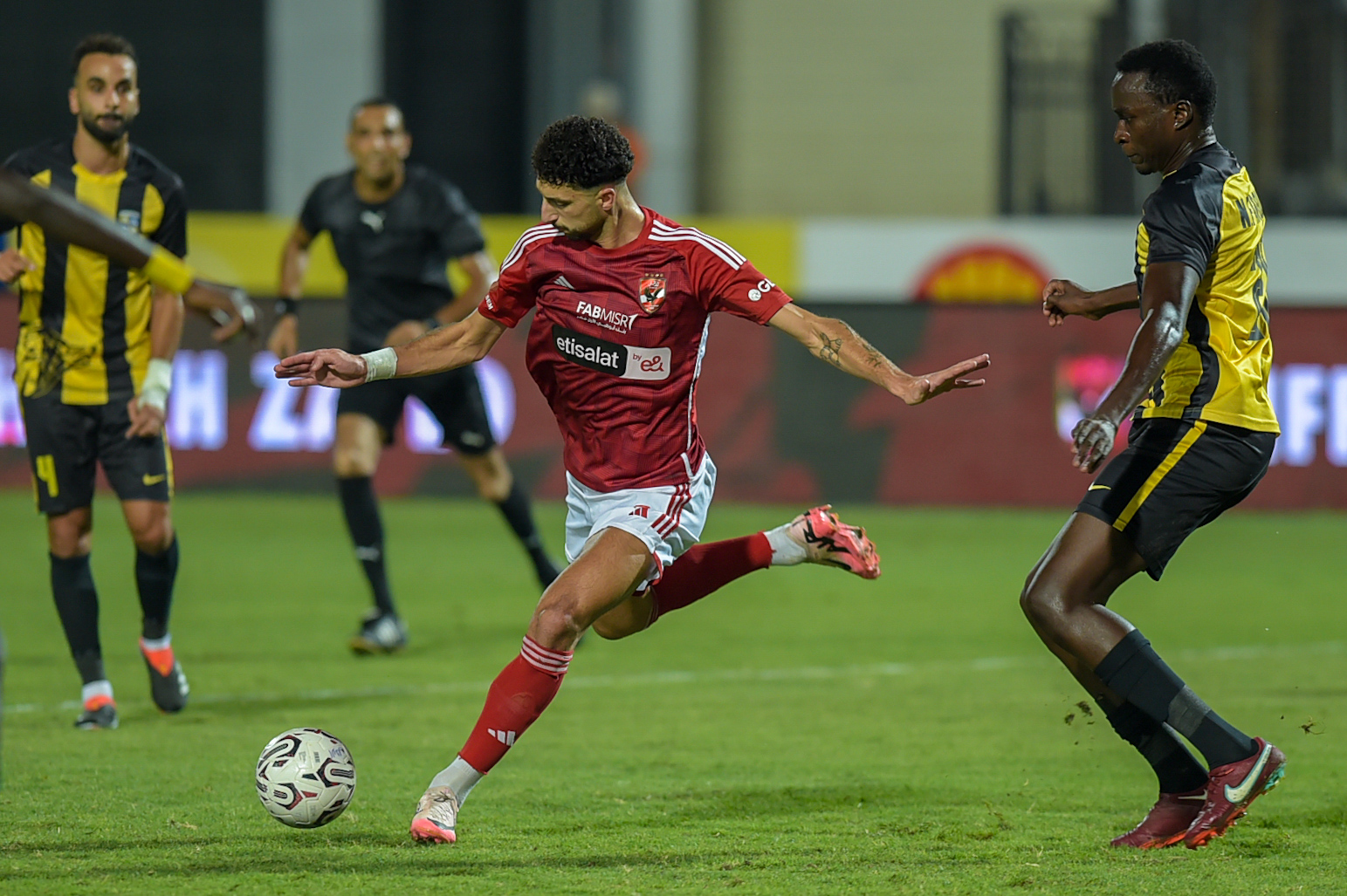 الأهلي يفوز على المقاولون العرب ويقترب أكثر من لقب دوري نايل