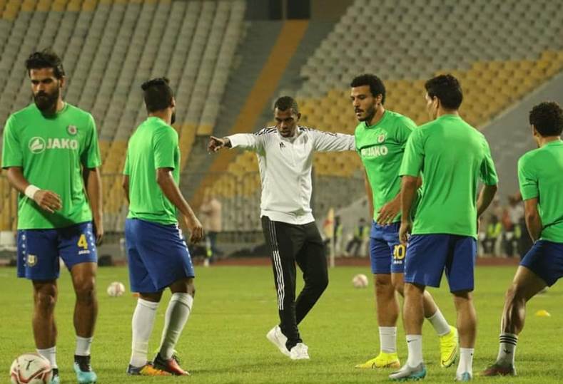 محمد حمص أثناء إحماء لاعبي الإسماعيلي