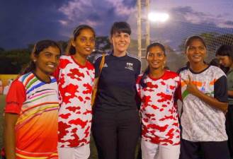 أريانا ديميروفيتش مع لاعبات الهند