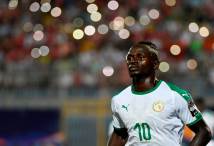 ساديو ماني يشجع لاعبي السنغال قبل مباراتهم ضد هولندا