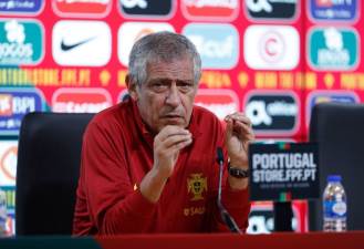 مدرب البرتغال يعلق على تقارير انتقال رونالدو للنصر السعودي