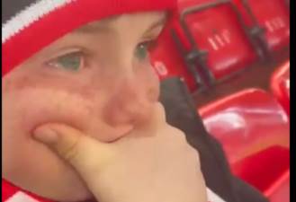 طفل يبكي من الفرحة بعد رؤيته لمحمد صلاح