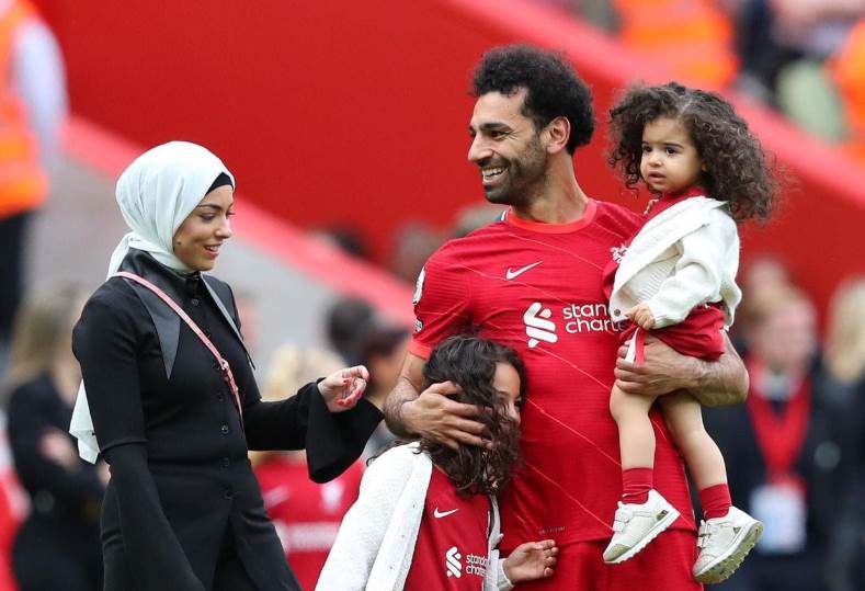 محمد صلاح مع عائلته