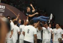 لاعبو منتخب مصر لكرة اليد يحتفلون بالمدرب باروندو