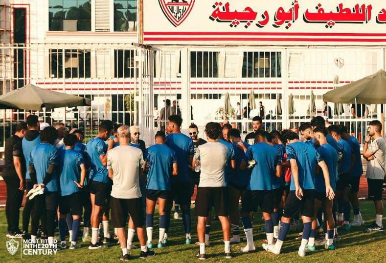 مرتضى منصور مع لاعبي الزمالك