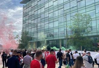 احتجاجات على ملاك نادي مانشستر يونايتد قبل مواجهة برايتون