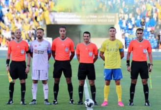 محمود البنا ورونالدو في مباراة النصر والرجاء