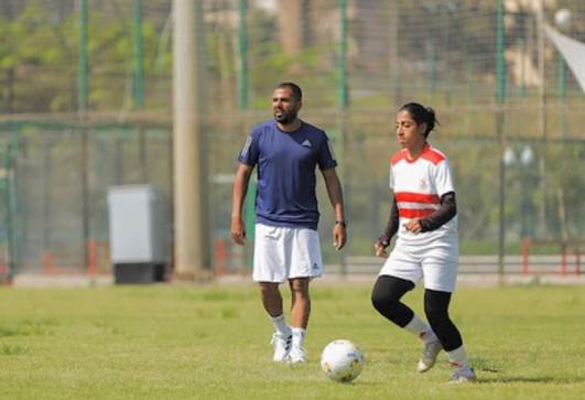 أيه سمير توتي في مران الزمالك بجوار مدرب الزمالك