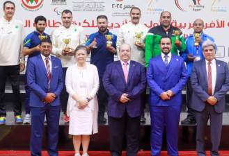 رئيسة الاتحاد الدولي لاتحاد الكرة الطائرة جلوس خلال حضورها البطولة الافروعربية بالقاهرة
