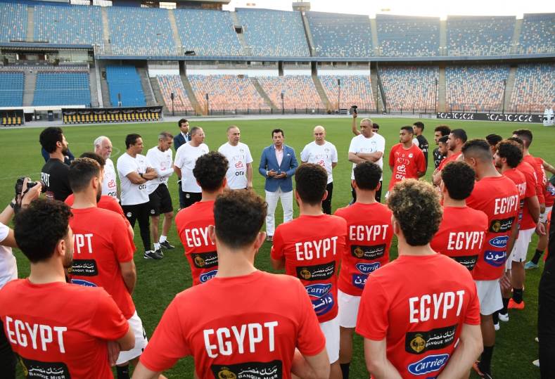 وزير الرياضة مع لاعبي منتخب مصر