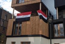 العلم المصري يزين مقر البعثة في القرية الأولمبية