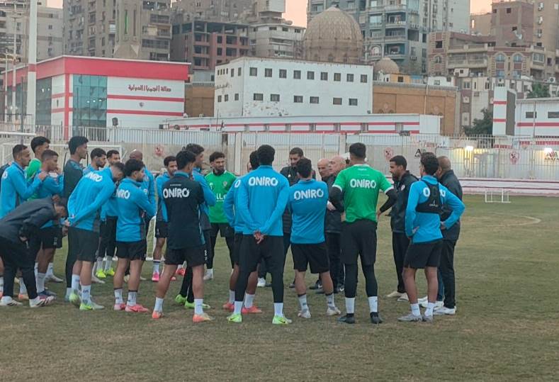 الصالح سبورت : جروس يجتمع بلاعبي الزمالك قبل موقعة بلاك بولز .. ورسالة شكر لعماد المندوه