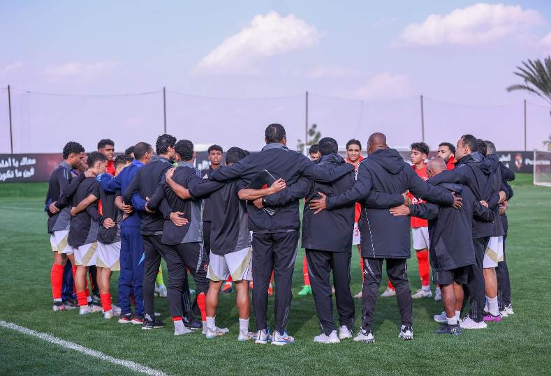 الصالح سبورت : كواليس رحيل مدرب شباب الأهلي وإيقاف لاعب الفريق 