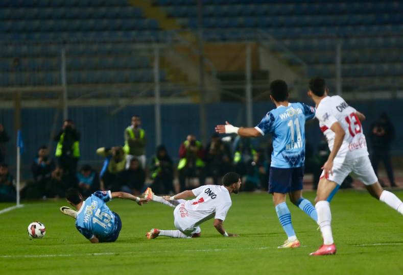 الصالح سبورت : التعادل السلبي يحسم الشوط الأول من مواجهة الزمالك وبيراميدز