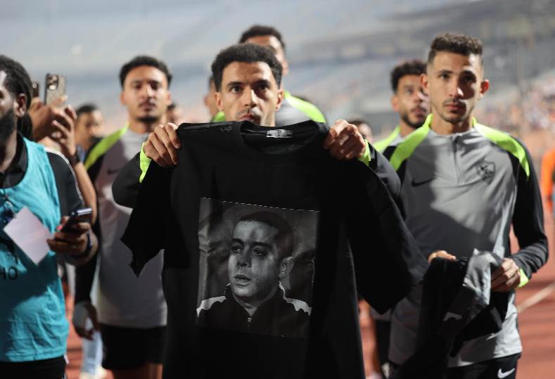 لاعبو الزمالك يكرمون محمد صبري