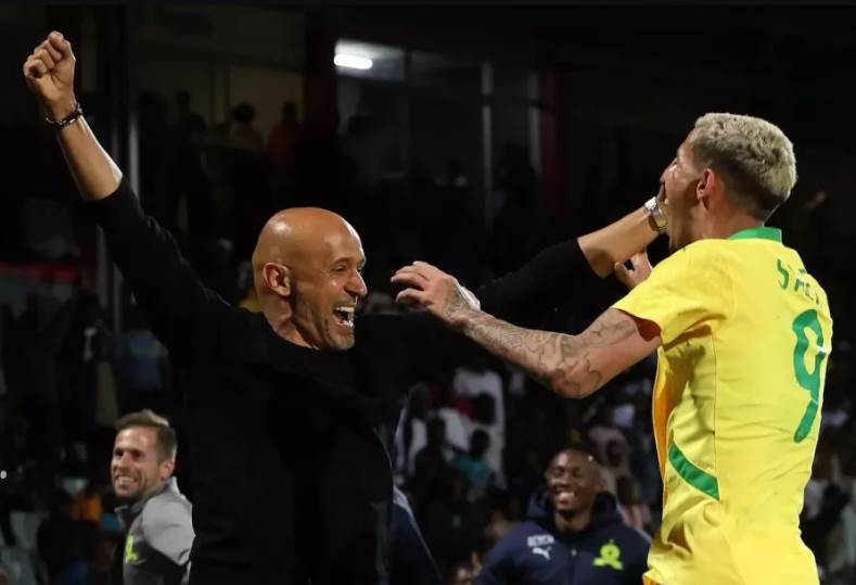 احتفال كاردوسو مع اللاعبين بالدوري