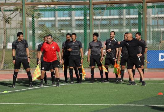 أوسكار رويز يقود تدريبًا عمليًا لـ20 حكمًا بمركز المنتخبات الوطنية 