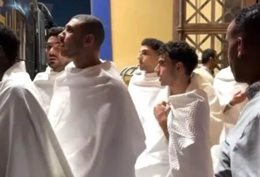 منتخب مصر يؤدون العمرة 