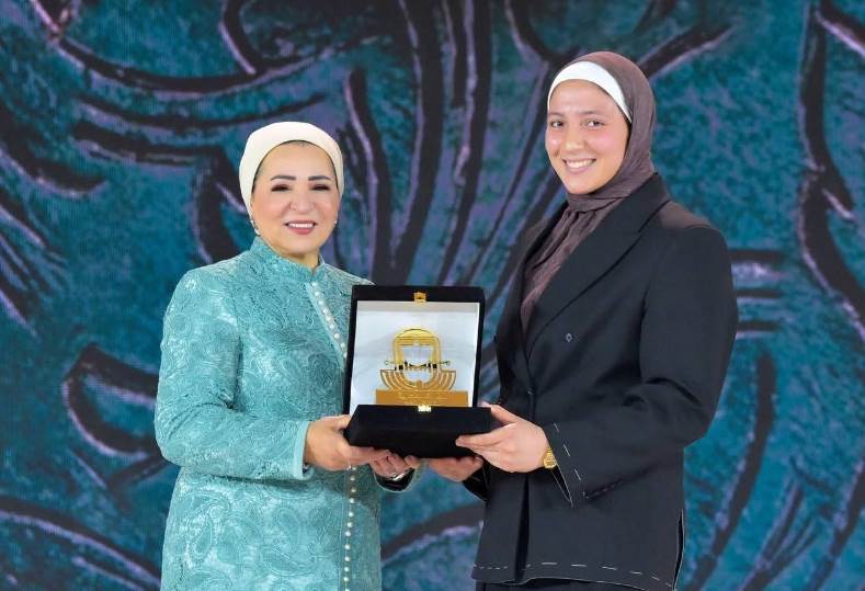 السيدة انتصار السيسي تكرم البطلة صفا سليمان