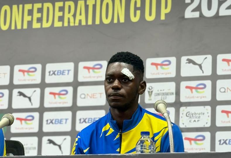جوسيم إلينجا  لاعب الفريق الأول لكرة القدم بنادي أوتوهو