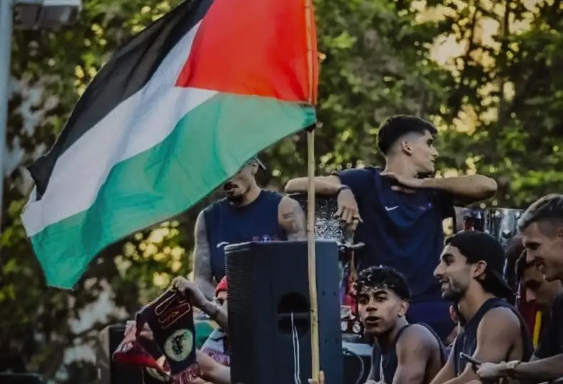 لامين يامال يرفع علم فلسطين 