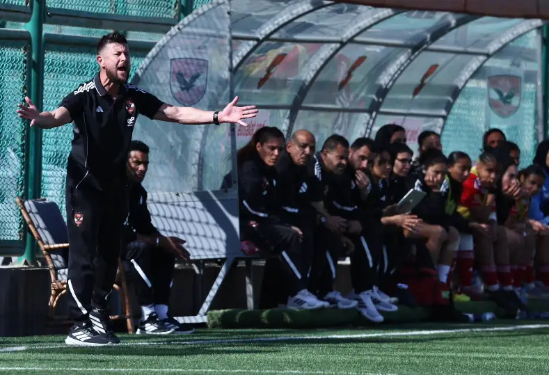 ديميتري لوبوف المدير الفني للنادي الأهلي
