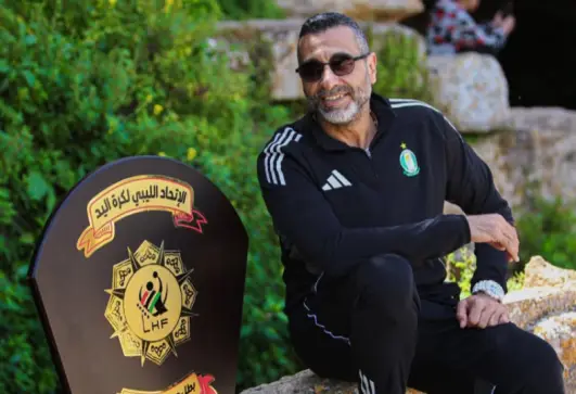 مجدي أبو المجد المدير الفني لفريق كرة اليد بنادي الأهلي الليبي