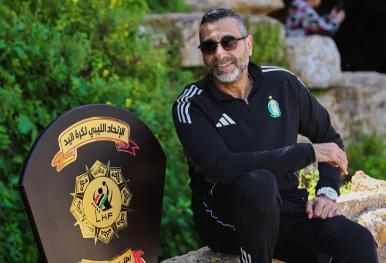 مجدي أبو المجد المدير الفني لفريق كرة اليد بنادي الأهلي الليبي