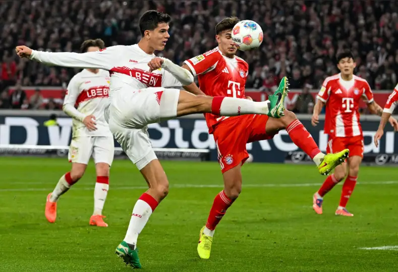  شتوتجارت الألماني ضد بايرن ميونخ (اللاعب شيما أندريس)