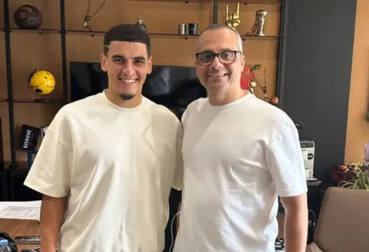 بن جديدة لاعب الأهلي الجديد وعصام سراج مدير التعاقدات بالأهلي