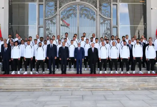 الرئيس عبد الفتاح السيسي مع لاعبي المنتخب 