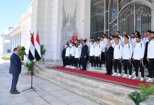 الرئيس عبد الفتاح السيسي مع لاعبي المنتخب 