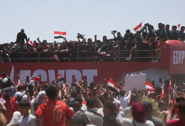 حافلة منتخب مصر تغادر مطار العلمين
