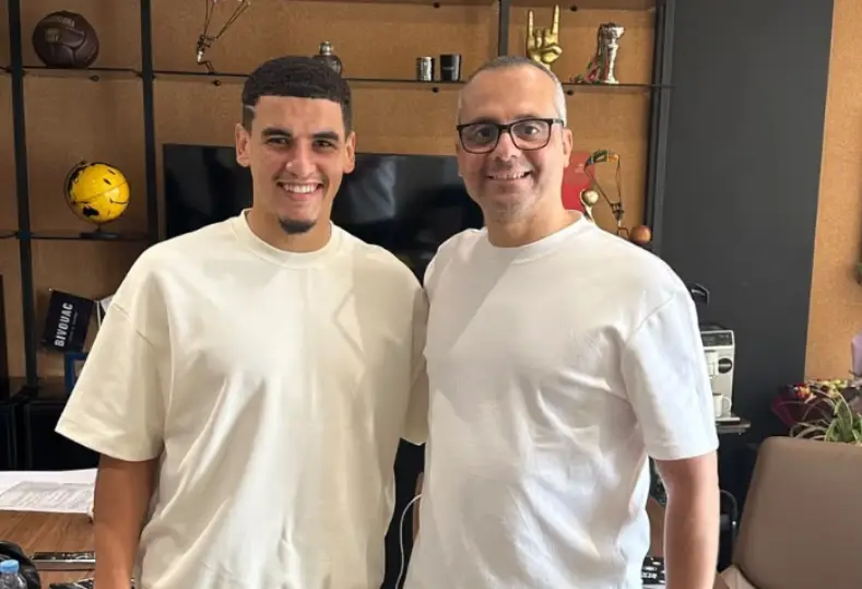 بن جديدة لاعب الأهلي الجديد وعصام سراج مدير التعاقدات بالأهلي