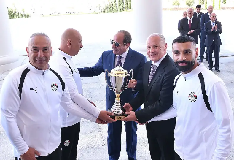 الرئيس السيسي يستقبل حسام حسن والمنتخب الوطني