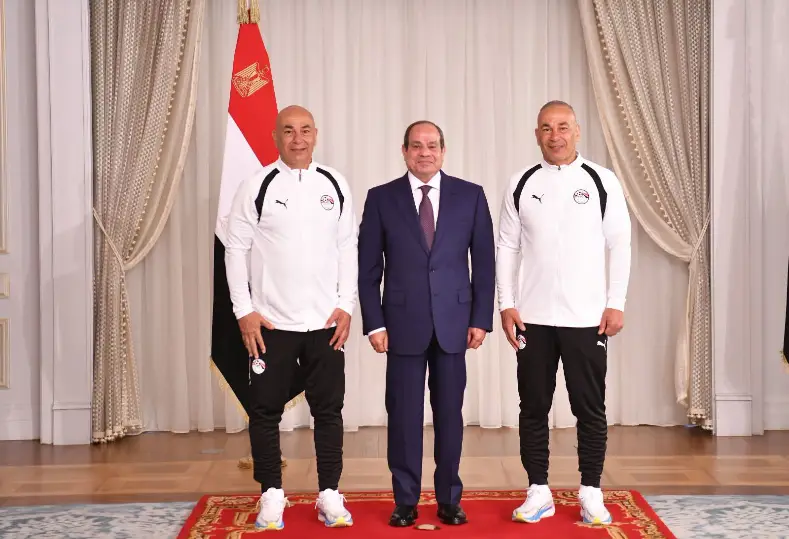 الرئيس السيسي مع حسام وإبراهيم حسن
