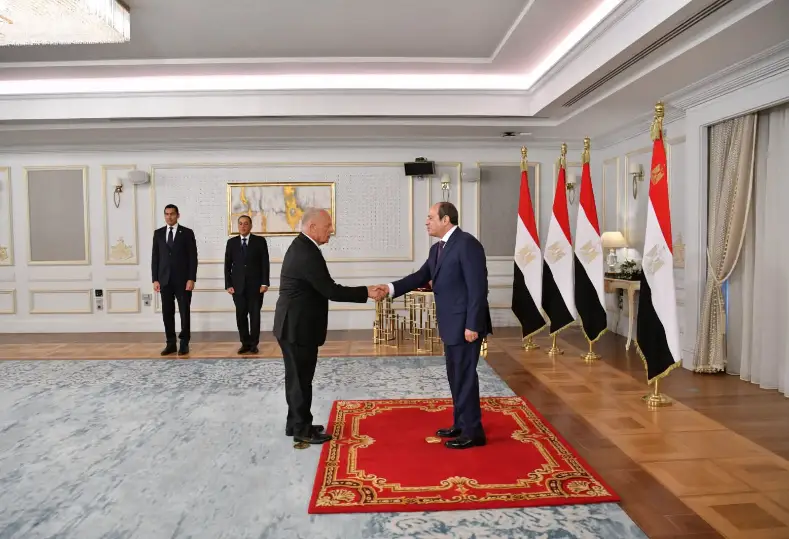 الرئيس السيسي يكرم هاني أبوريدة