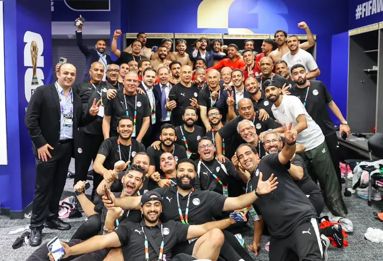 حسام حسن مع الجهاز الفني 